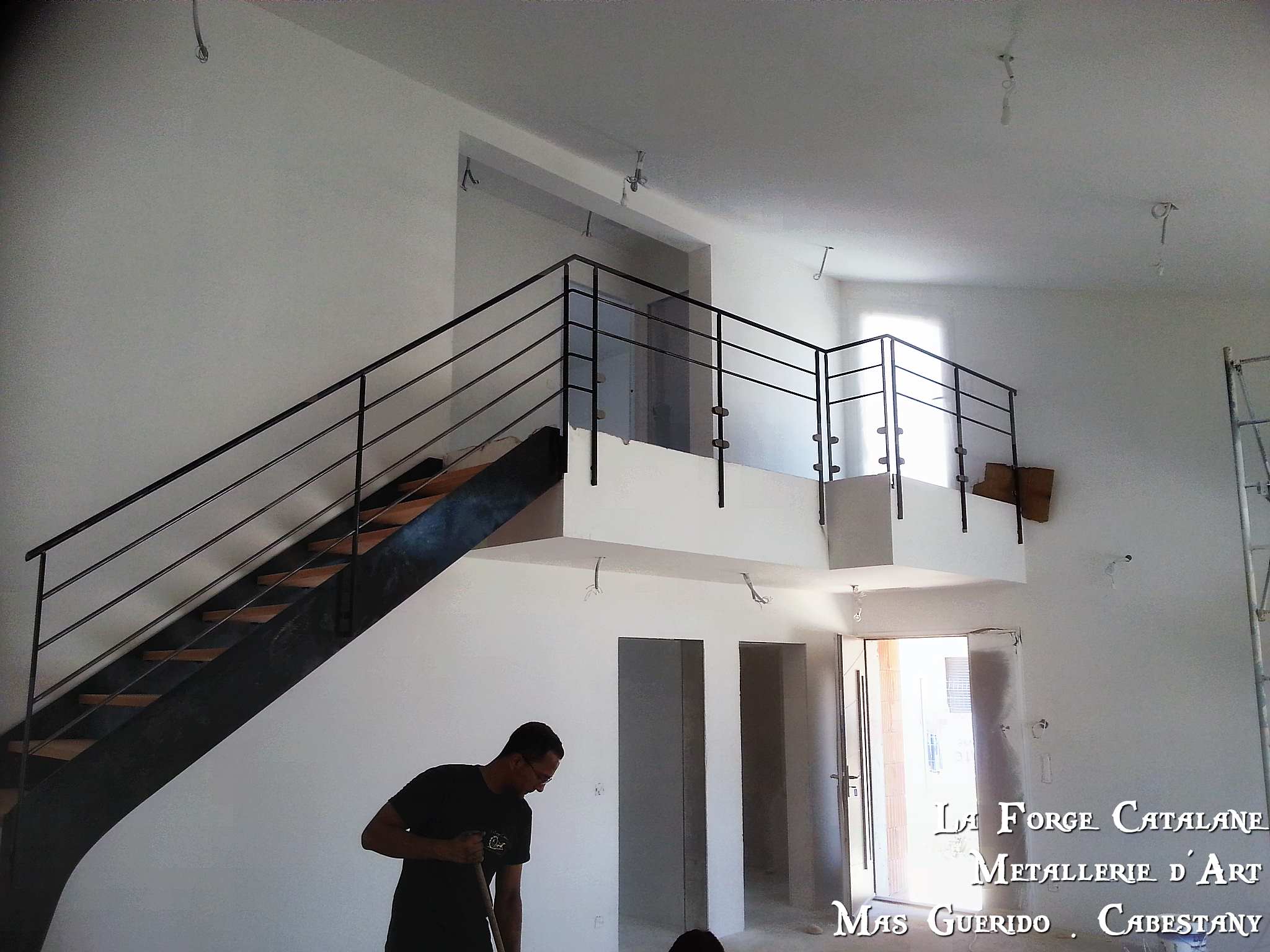 Escalier double limon fer plat marche bois fer forge catalane.jpg